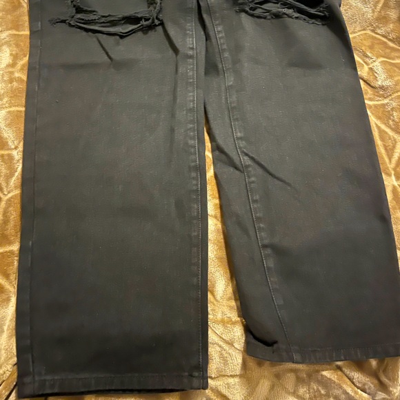 PRETTYLITTLETHING Washed Black Knee Rip Boyfriend Jeans - Picture 8 of 12